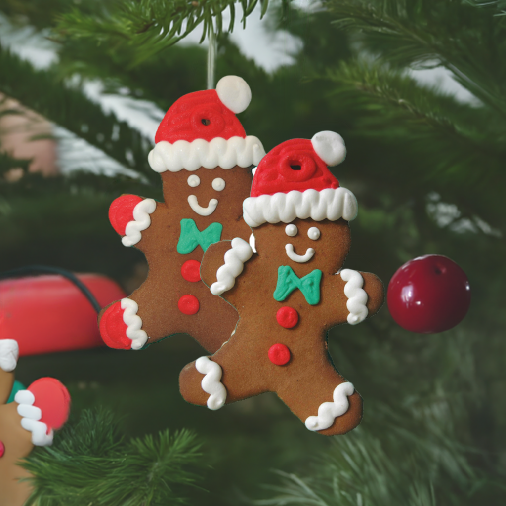 Lebkuchenmänner hängen am Tannenbaum